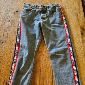 Levi’s 501 medium wash denim w/ “Levi” ribbon detail, SIZE 28